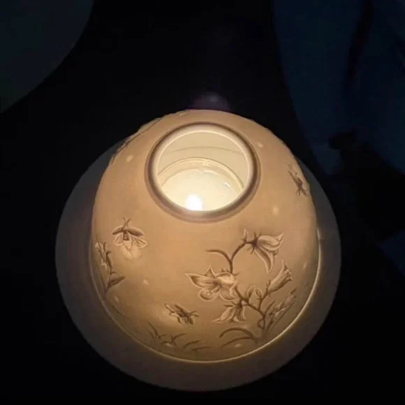 Elegant Cream Porcelain Dome Lamp - Picture 3 of 4